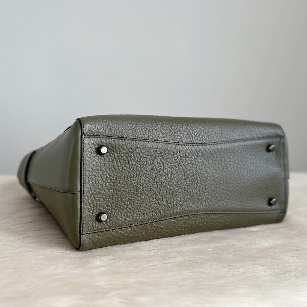 Coach Olive Pebble Leather Turn Lock Detail 2 Way Shoulder Bag Like New