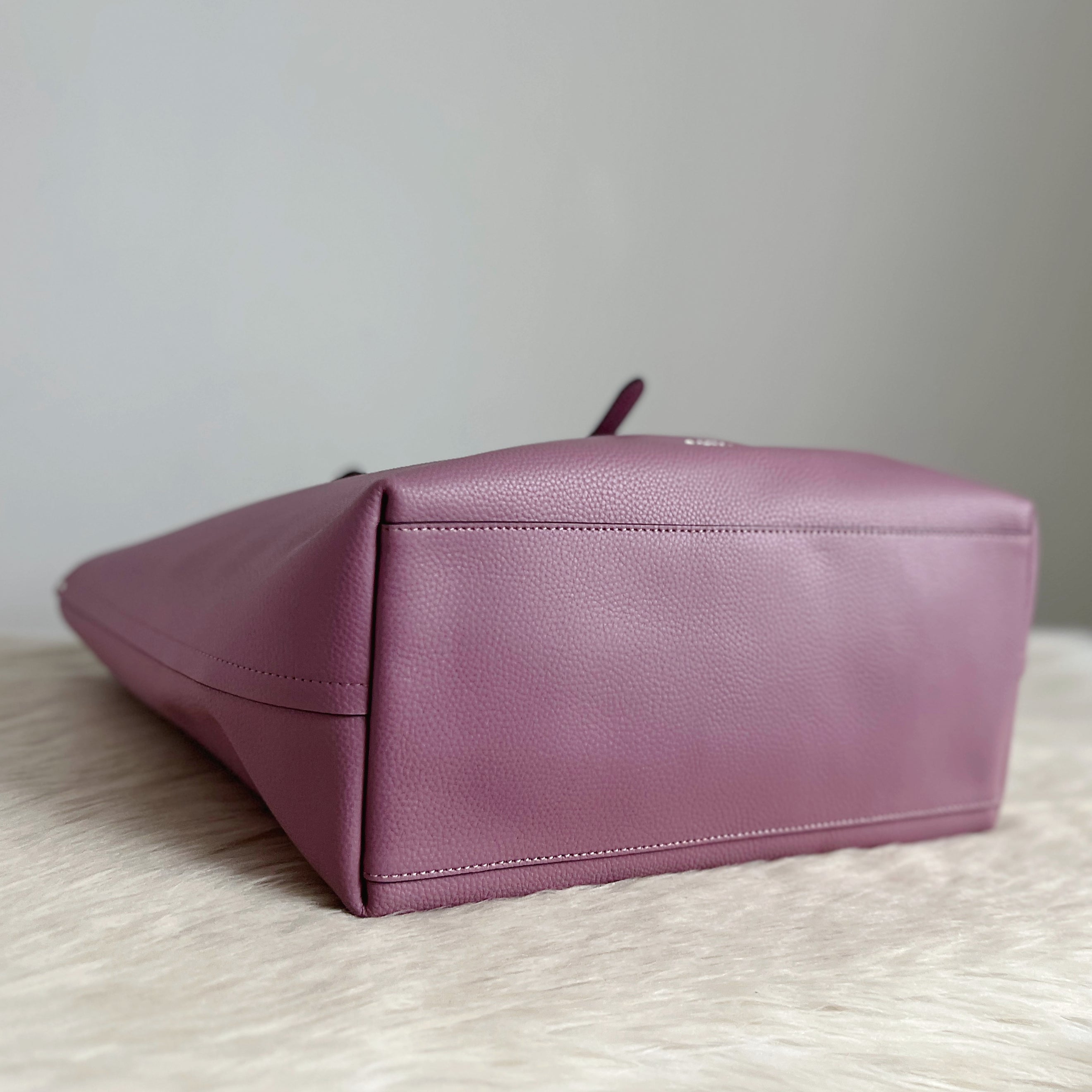 Coach Lavender Leather Front Turn Lock Large Shoulder Bag Excellent