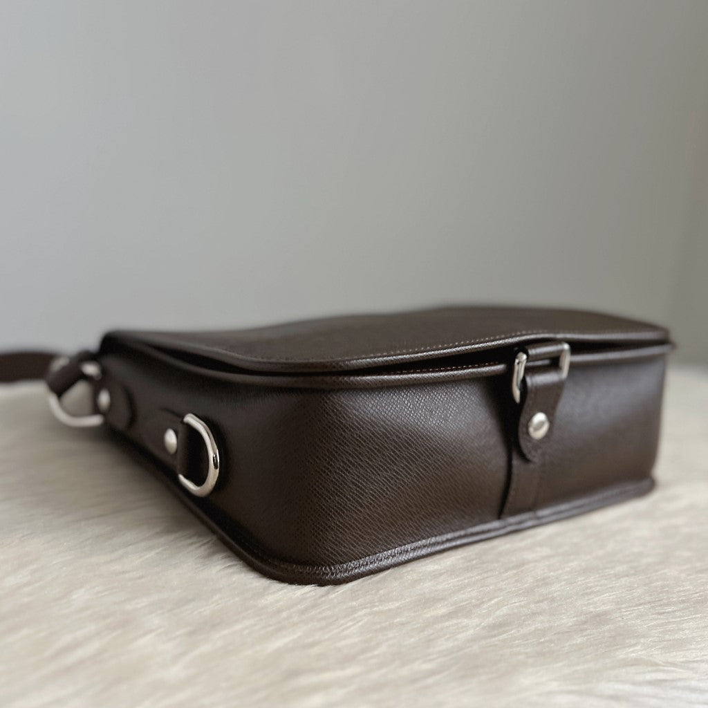 Louis Vuitton Taiga Leather Unisex Messenger Crossbody Shoulder Bag Excellent