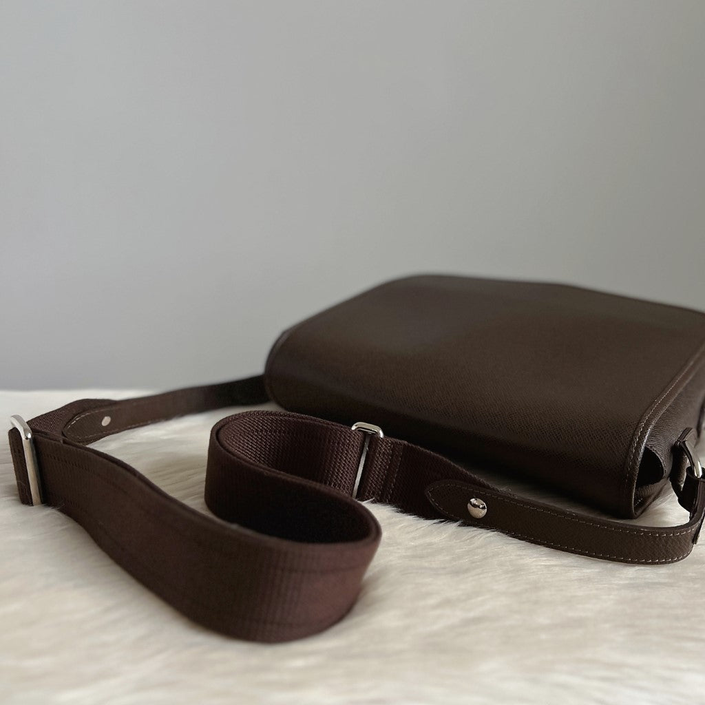 Louis Vuitton Taiga Leather Unisex Messenger Crossbody Shoulder Bag Excellent