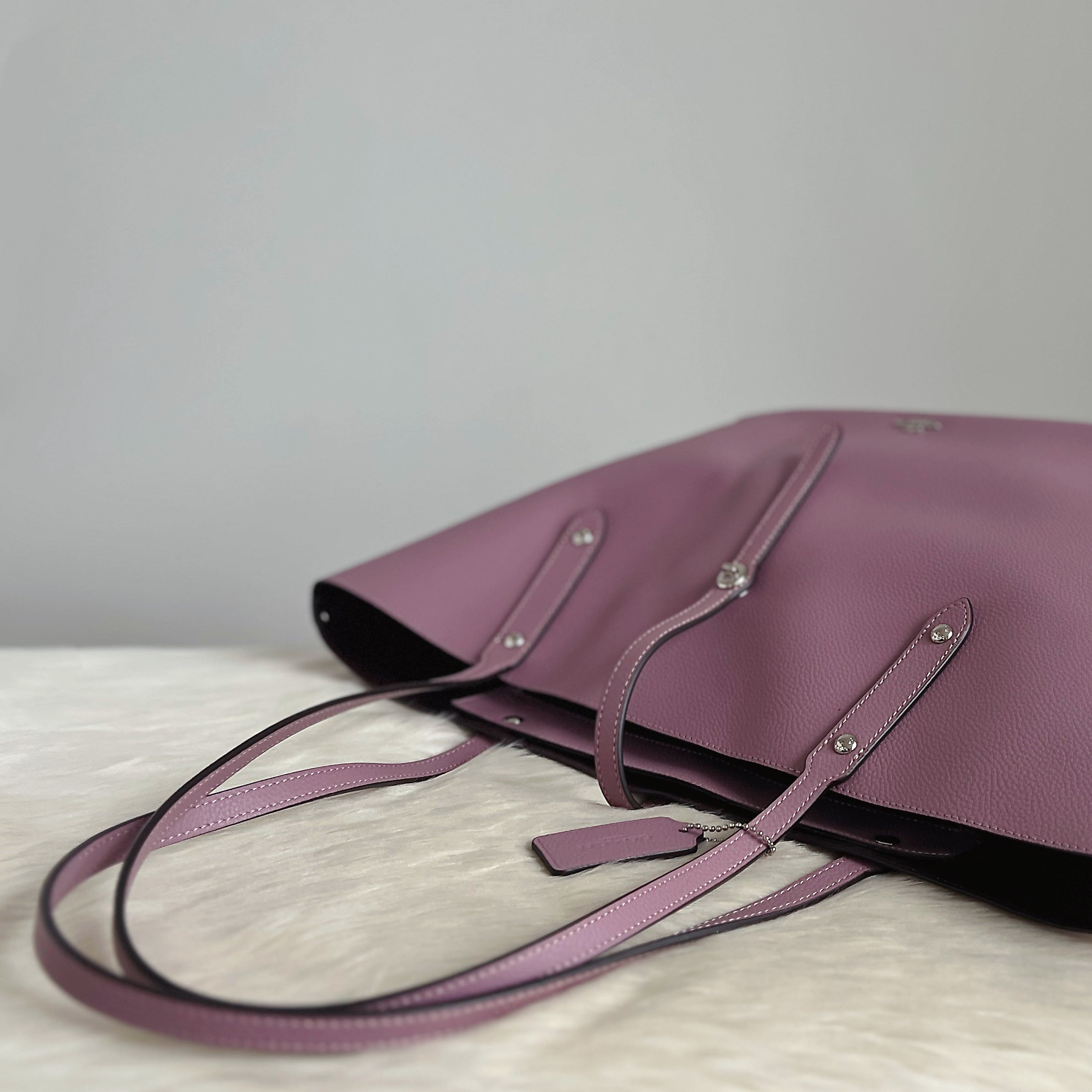 Coach Lavender Leather Front Turn Lock Large Shoulder Bag Excellent