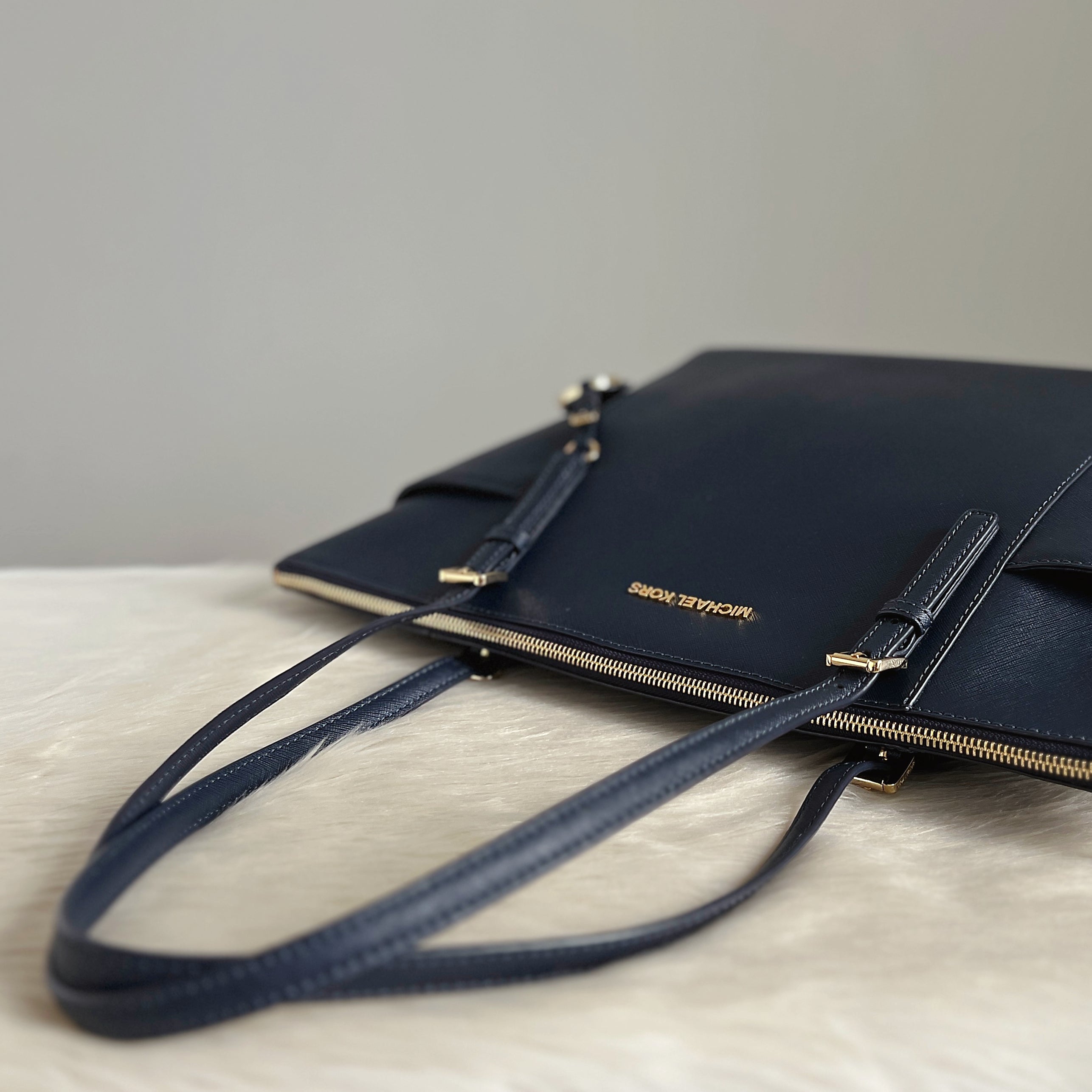 Michael Kors Navy Saffiano Leather Front Logo Carryall Shoulder Bag Excellent