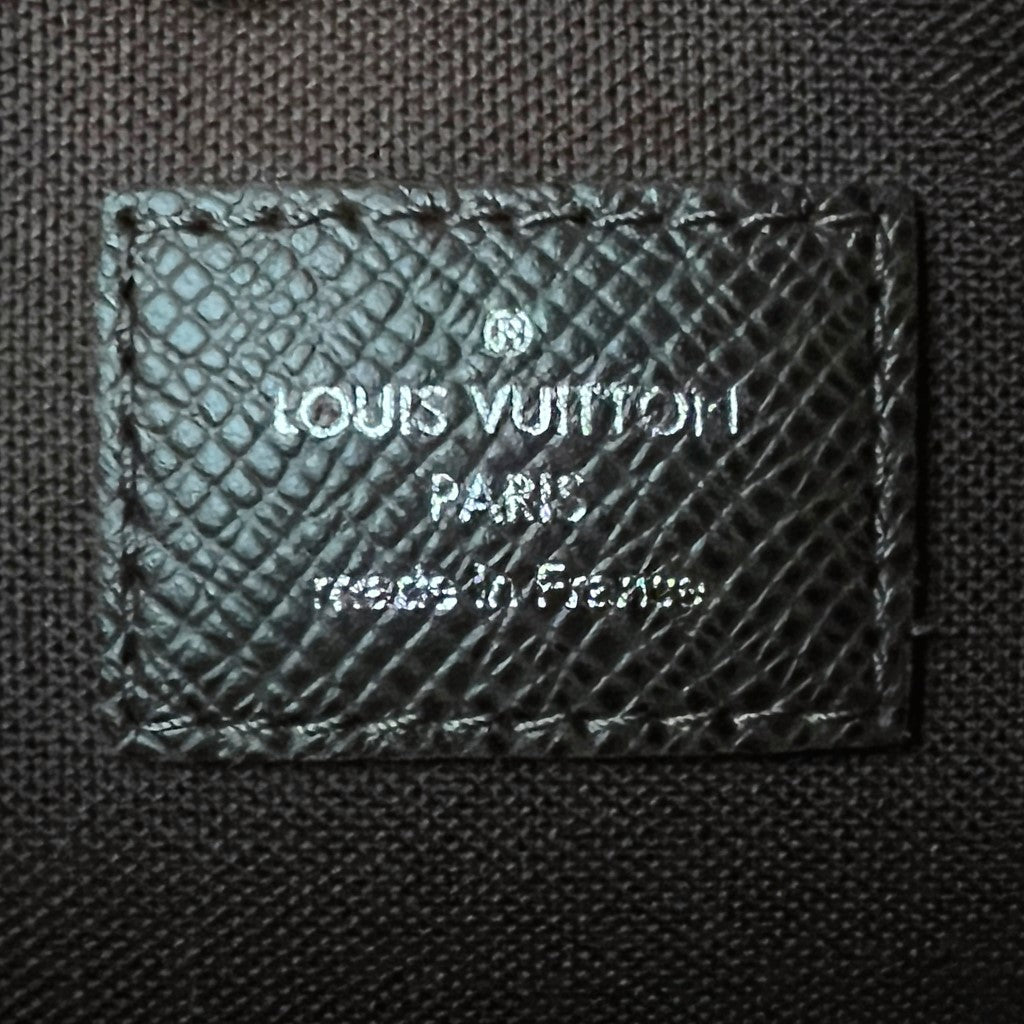 Louis Vuitton Taiga Leather Unisex Messenger Crossbody Shoulder Bag Excellent