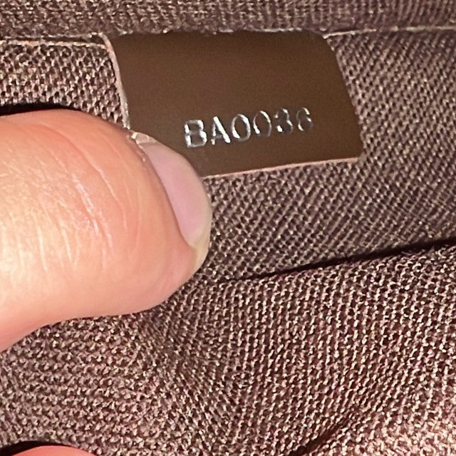 Louis Vuitton Taiga Leather Unisex Messenger Crossbody Shoulder Bag Excellent