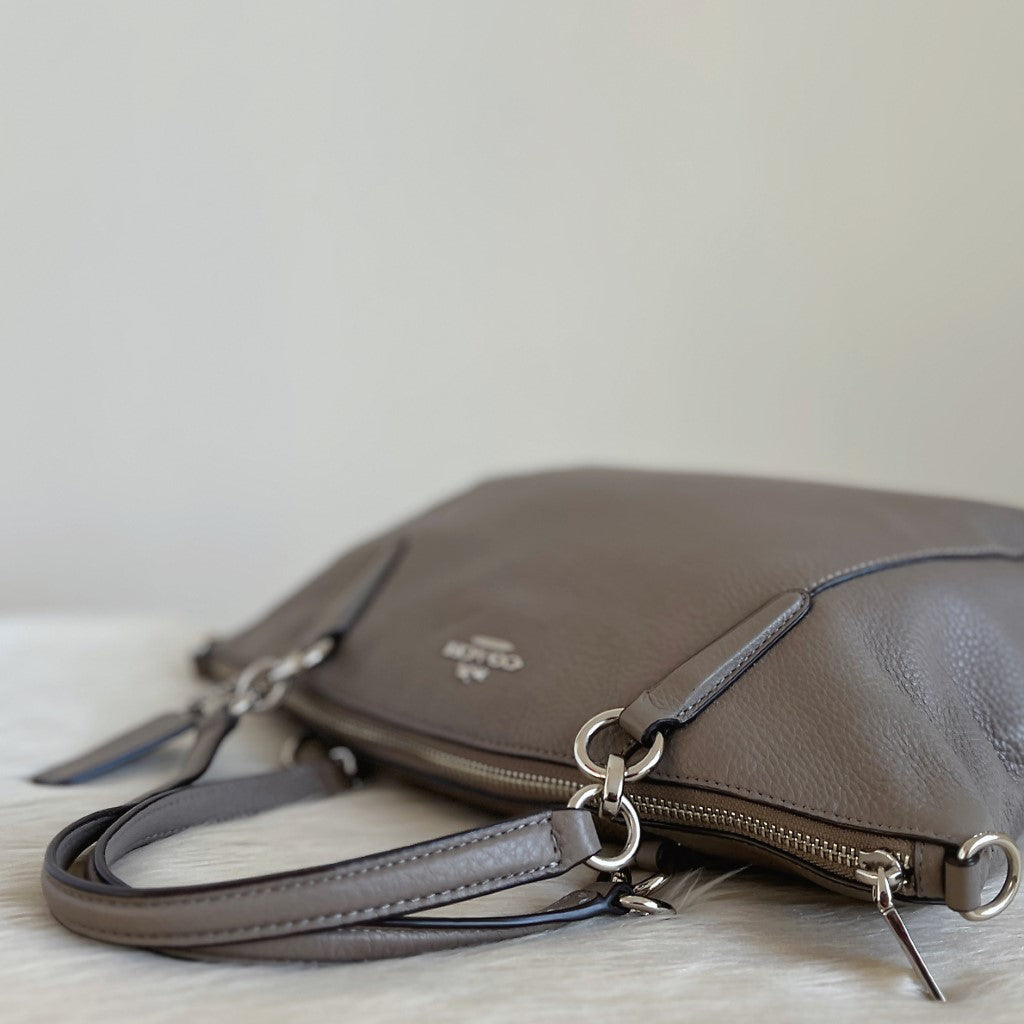 Coach Pebbled Taupe Leather Front Logo Chain Detail 2 Way Shoulder Bag Excellent