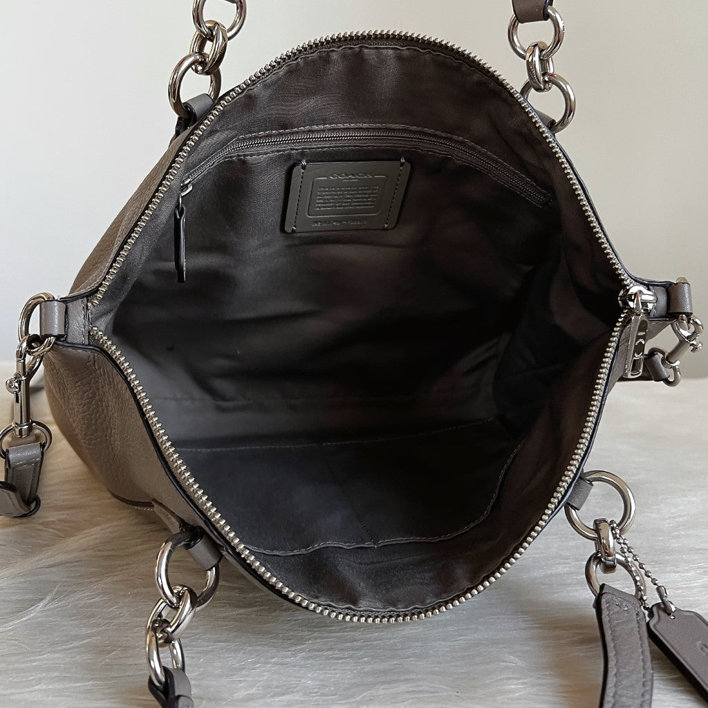 Coach Pebbled Taupe Leather Front Logo Chain Detail 2 Way Shoulder Bag Excellent