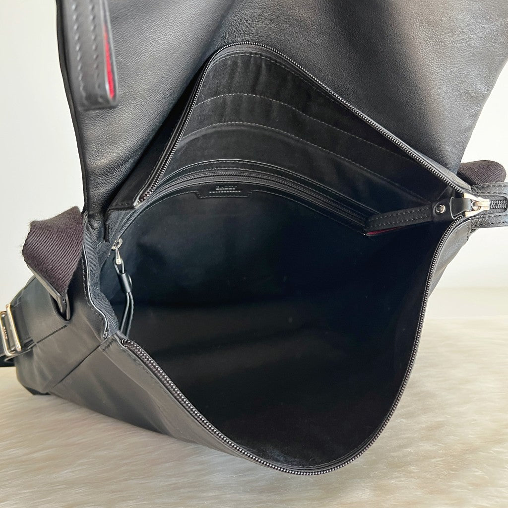 Bally Black Leather Front Detail Messenger Crossbody Shoulder Bag Like New