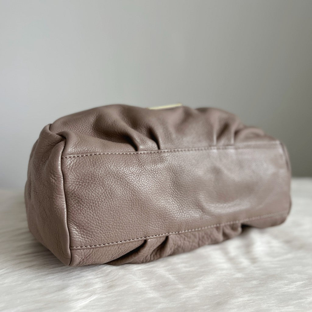 Marc Jacobs Taupe Leather Logo Detail 2 Way Shoulder Bag Like New