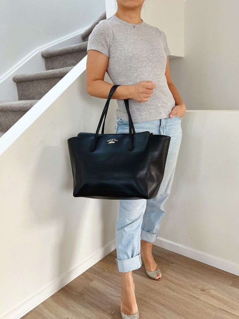 Gucci Black Leather Signature Swing Carryall Shoulder Bag Excellent