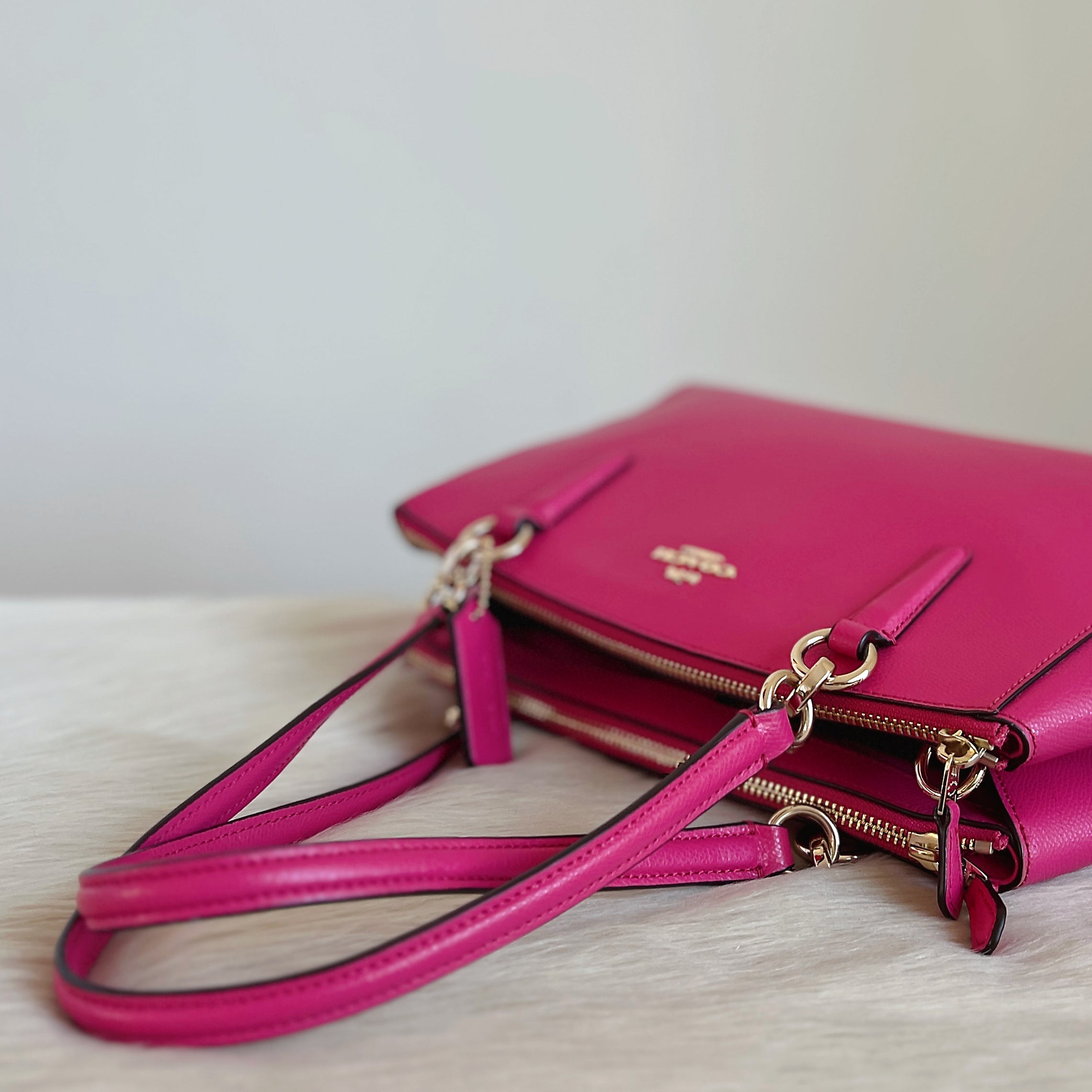 Coach Fuchsia Leather Front Logo Triple Compartment 2 Way Shoulder Bag Excellent