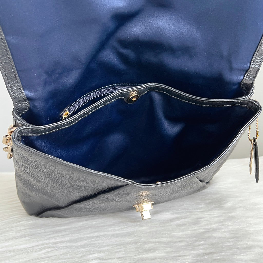 Coach Black Leather Front Turn Lock Chain Detail Shoulder Bag Excellent