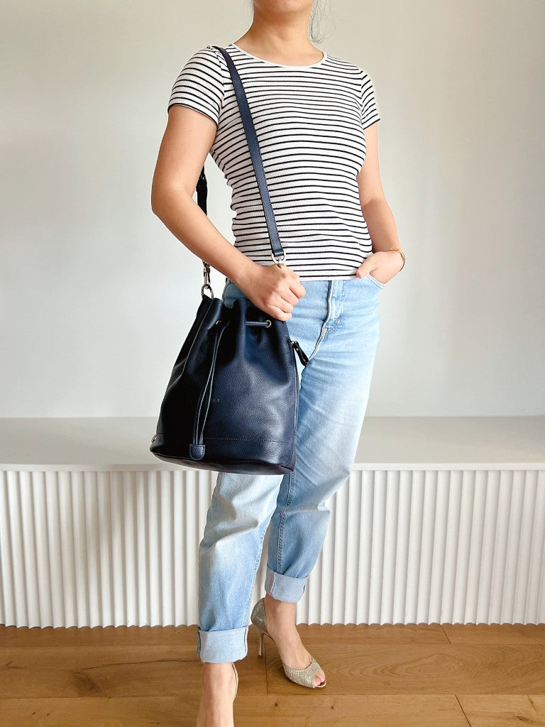 Longchamp Navy Leather Drawstring Bucket Crossbody Shoulder Bag Excellent