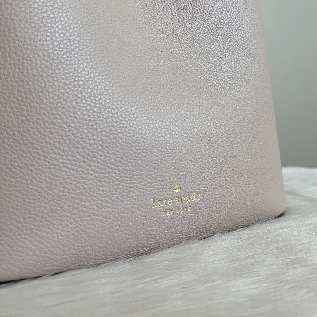 Kate Spade Nude Leather Bucket Drawstring Crossbody Shoulder Bag Like New