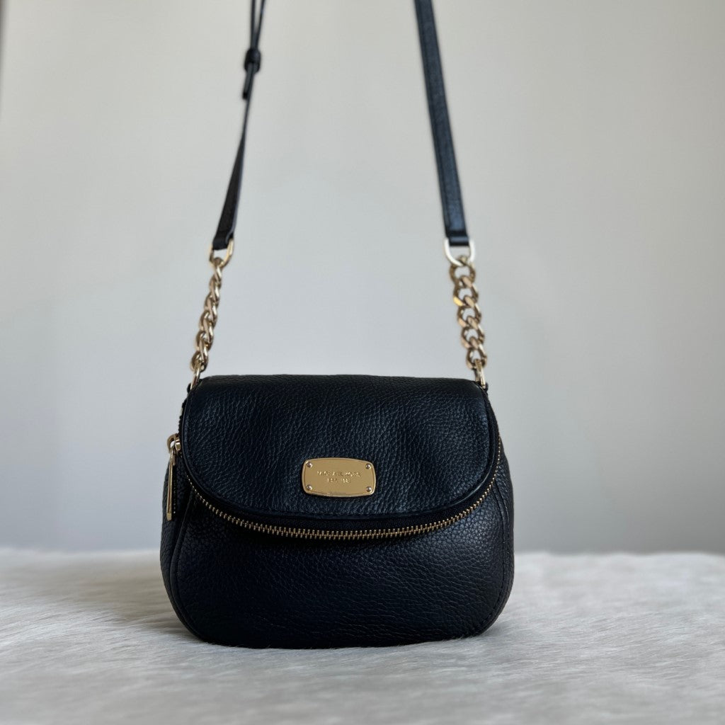 Michael kors black tote with gold chain best sale