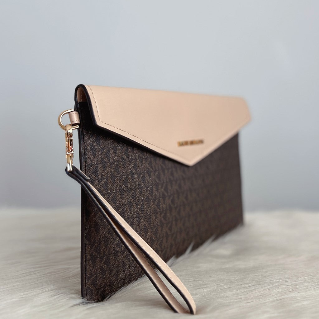Michael Kors Beige Leather Signature Monogram Clutch Hand Bag Excellent
