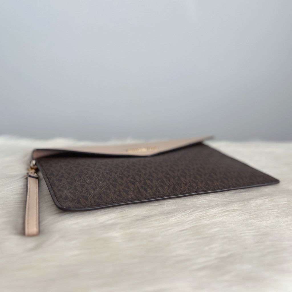 Michael Kors Beige Leather Signature Monogram Clutch Hand Bag Excellent