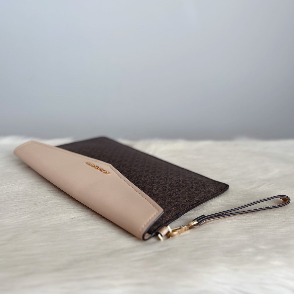 Michael Kors Beige Leather Signature Monogram Clutch Hand Bag Excellent