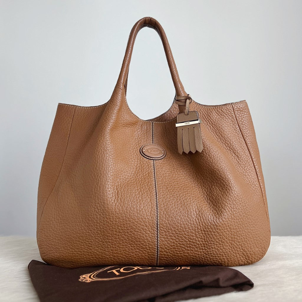 Tod's Caramel Leather Front Logo Large Shoulder Bag Excellent