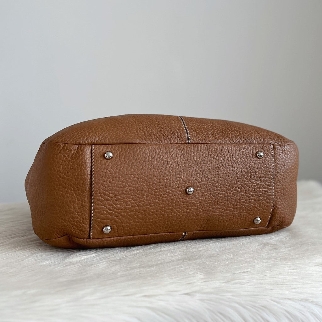 Tod's Caramel Leather Front Logo Large Shoulder Bag Excellent