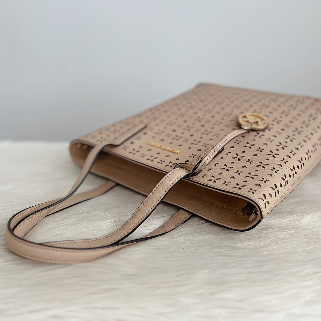 Michael Kors Beige Leather Cut Out Detail 2 Way Shoulder Bag Like New