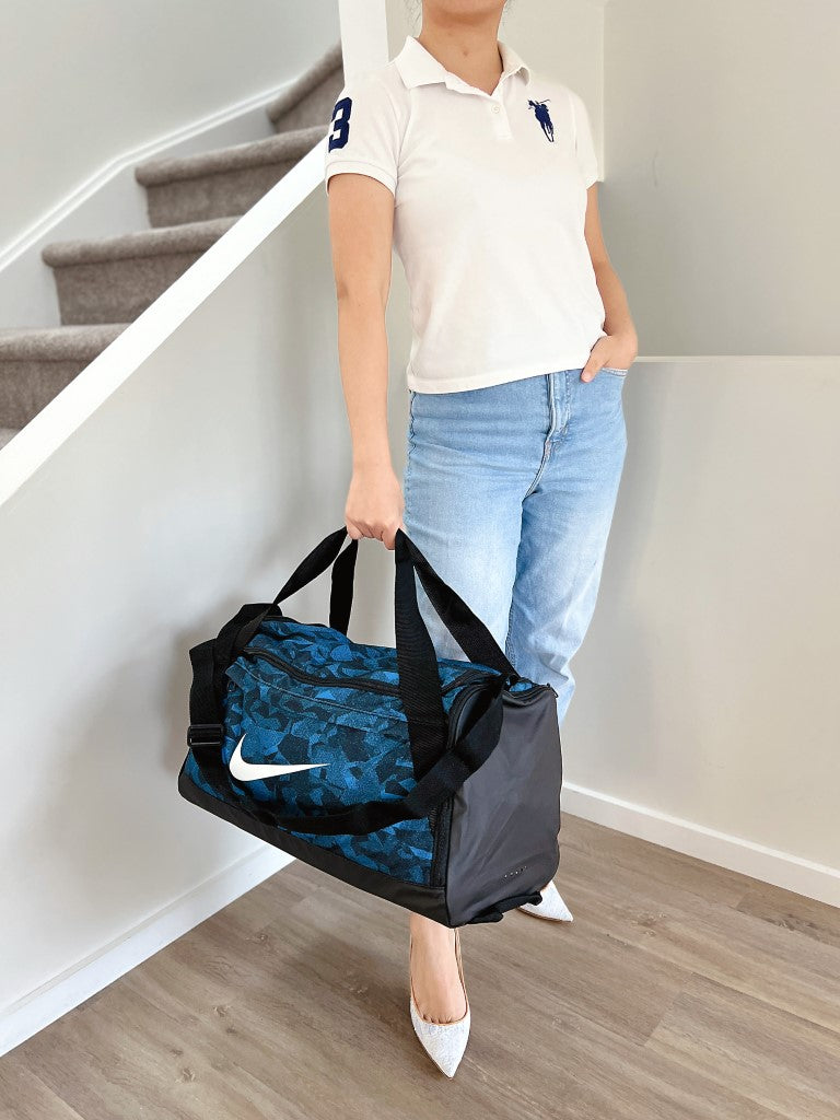 Nike Front Logo Large Sports Gym Shoulder Bag Like New
