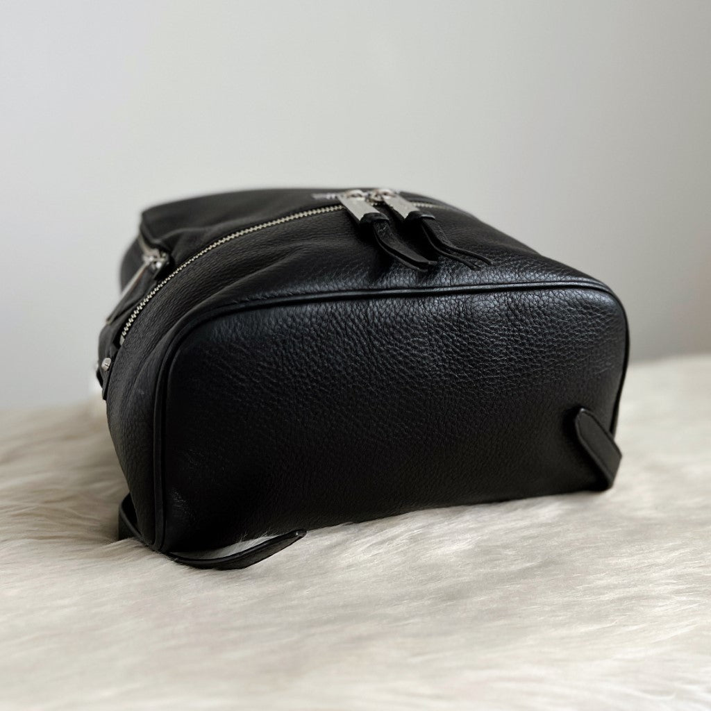 Michael Kors Black Leather Front Logo Zip Detail Backpack Like New