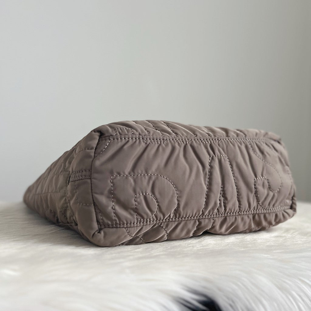 Marc Jacobs Taupe Quilted Nylon Carryall Shoulder Bag Excellent