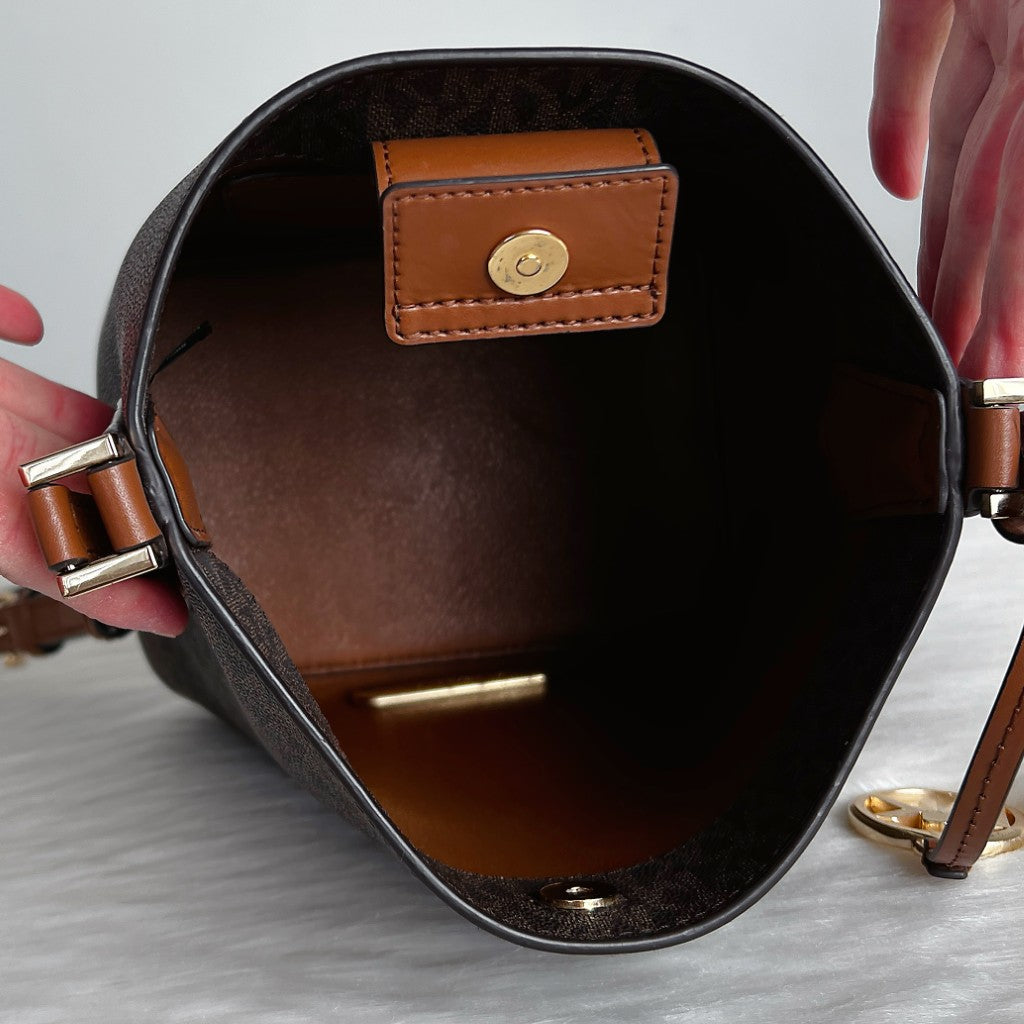 Michael Kors Caramel Leather Monogram Bucket Crossbody Shoulder Bag Like New