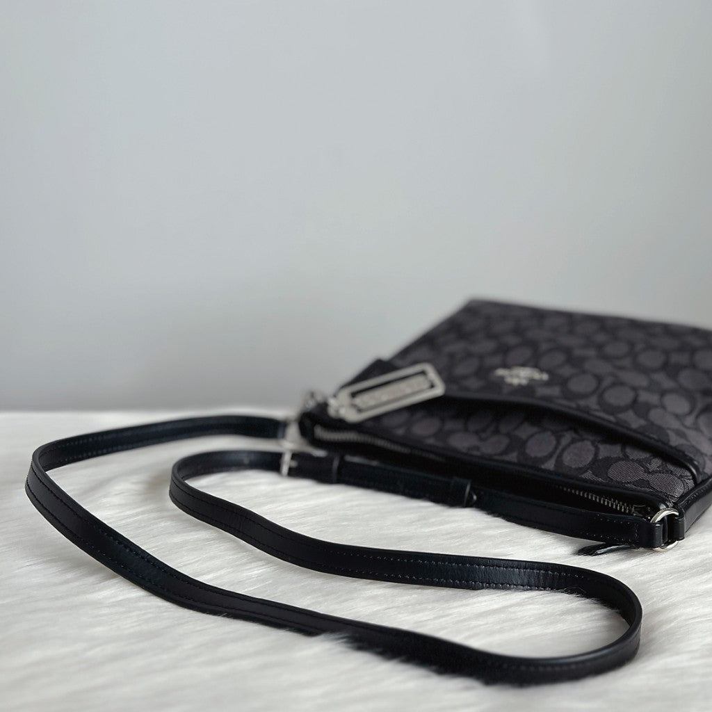 Coach Black Leather Monogram Front Logo Crossbody Shoulder Bag Like New