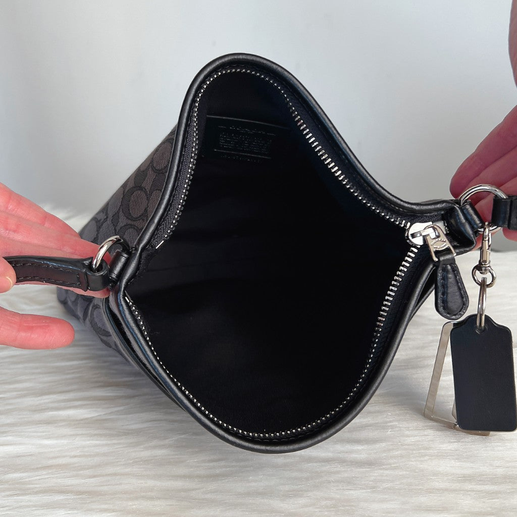 Coach Black Leather Monogram Front Logo Crossbody Shoulder Bag Like New