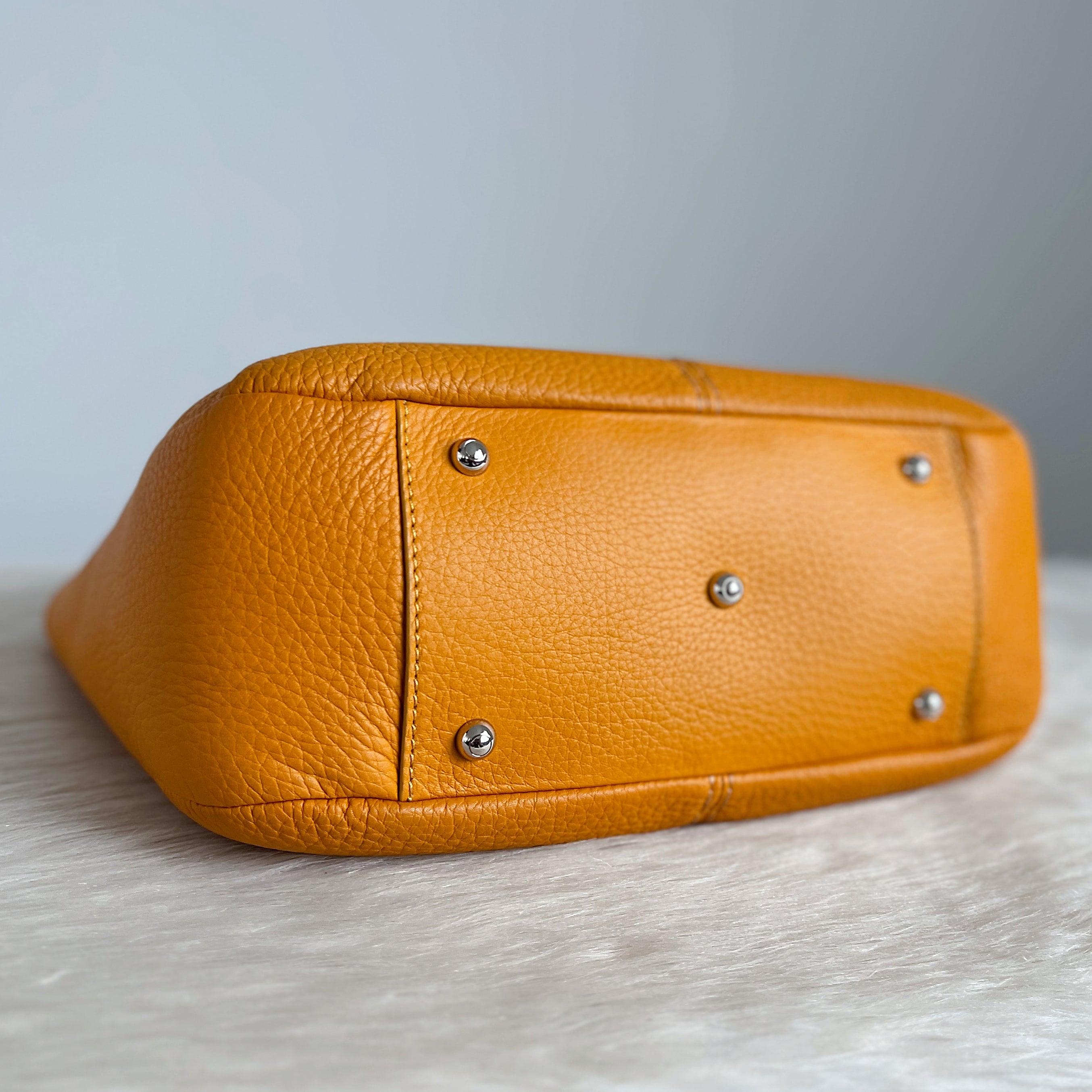 Tod's Mustard Leather Front Logo Slouchy 2 Way Shoulder Bag Excellent