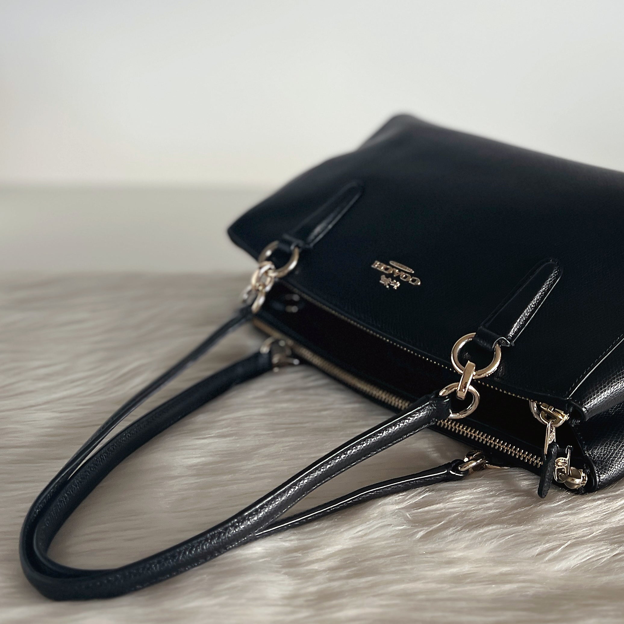 Coach Black Leather Front Logo Triple Compartment 2 Way Shoulder Bag Excellent