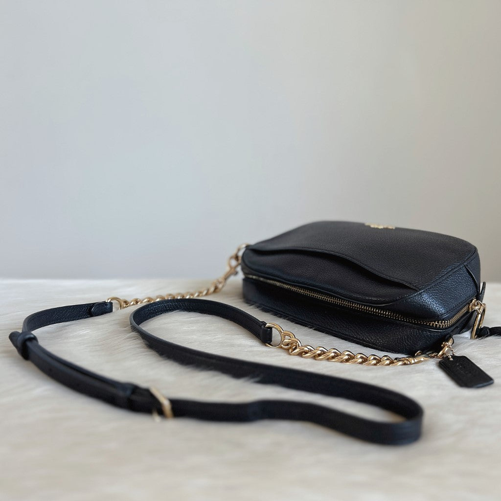 Coach Black Leather Front Logo Chain Detail Crossbody Shoulder Bag Excellent