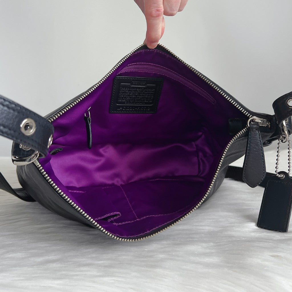 Coach Black Leather Front Logo Messenger Crossbody Shoulder Bag Like New