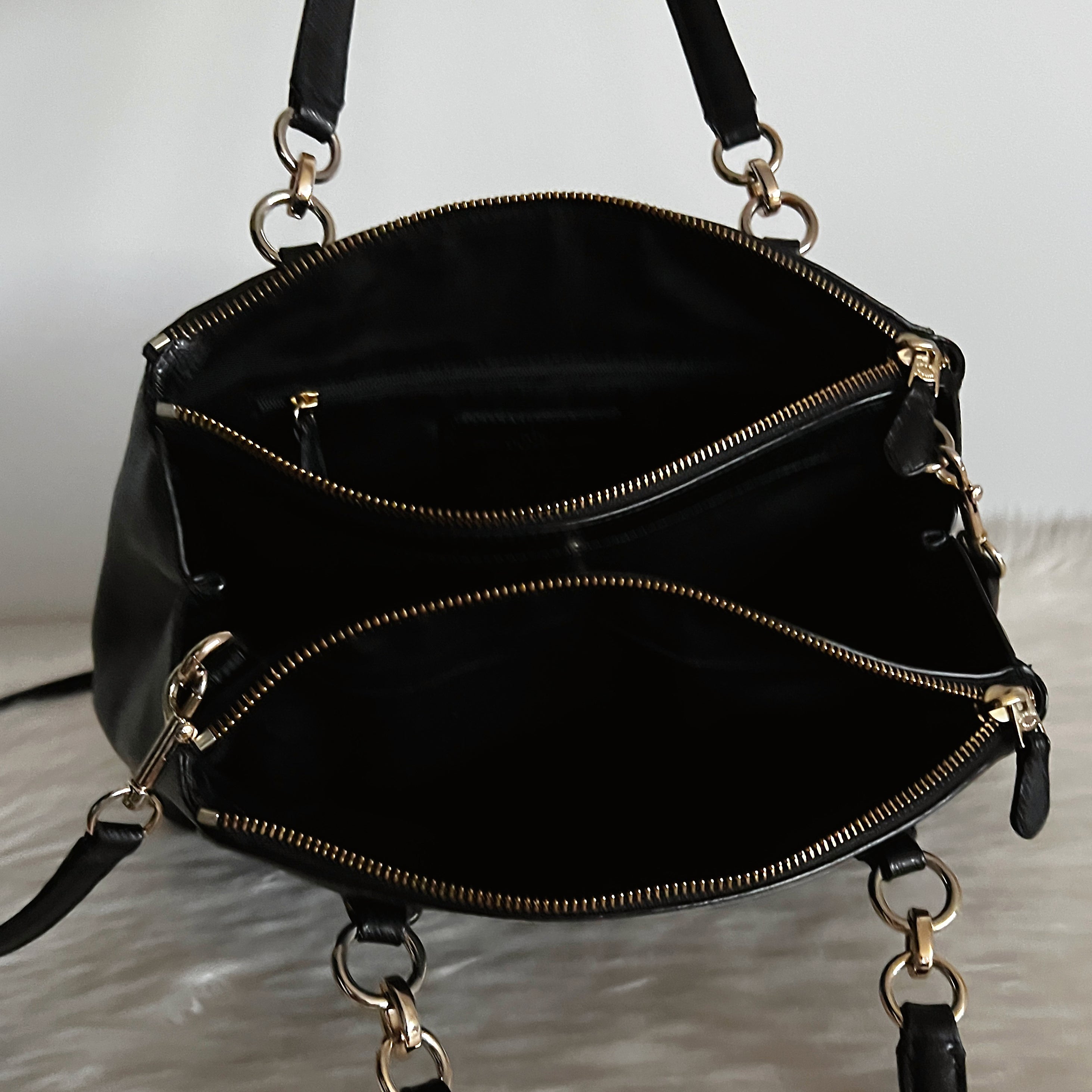 Coach Black Leather Front Logo Triple Compartment 2 Way Shoulder Bag Excellent