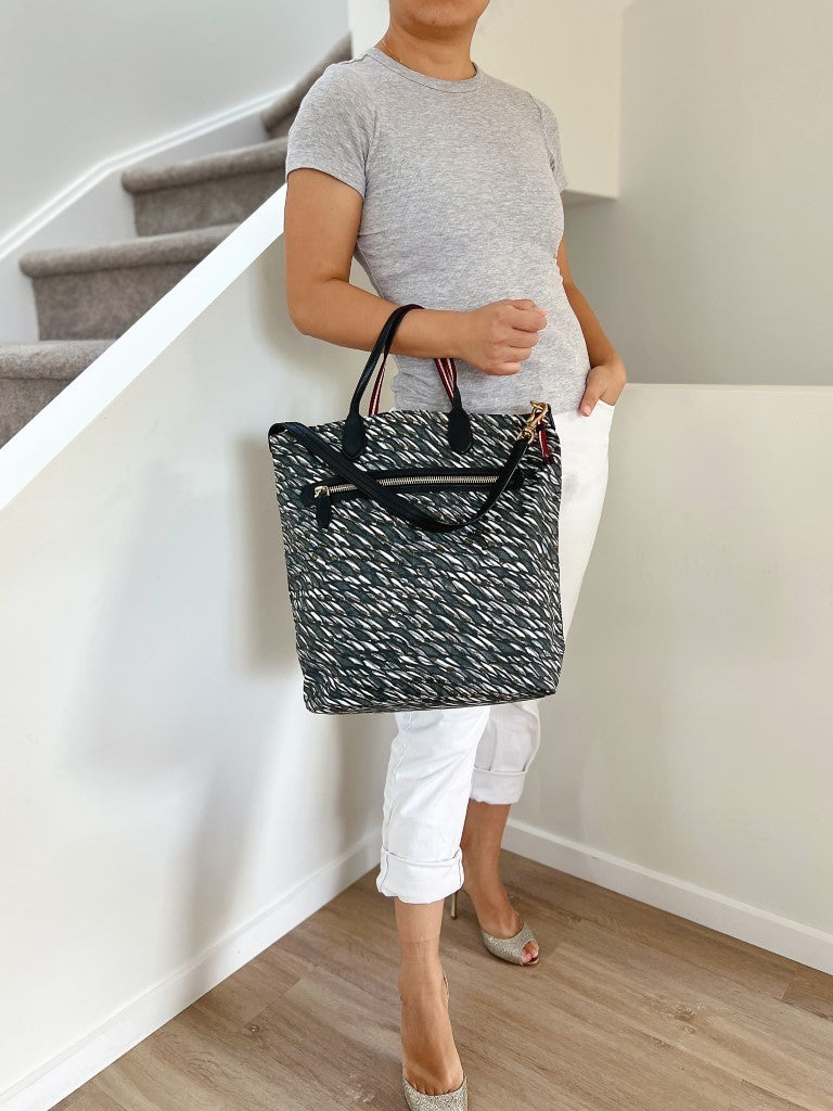 Bally Black Leather Front Zip Pocket Large 2 Way Shoulder Bag Excellent