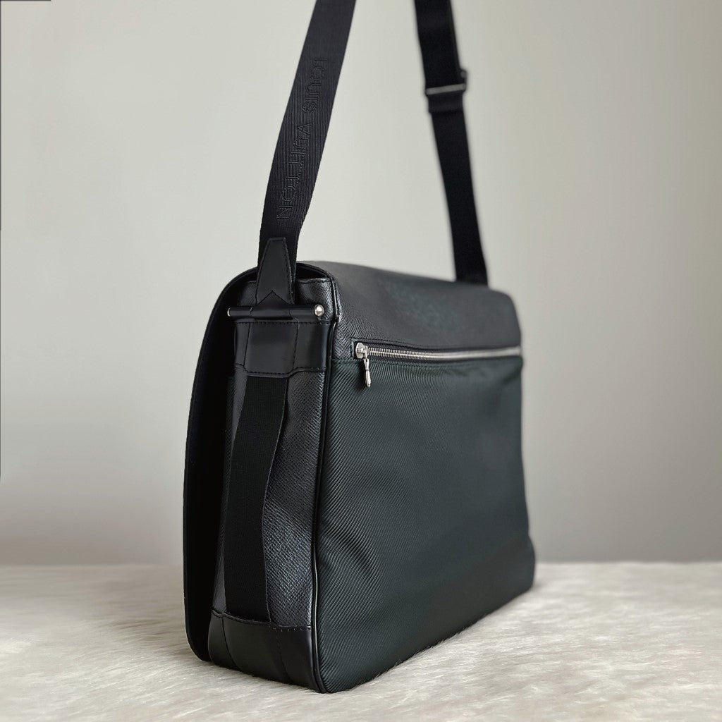 Louis Vuitton Taiga Leather Unisex Large Crossbody Shoulder Bag