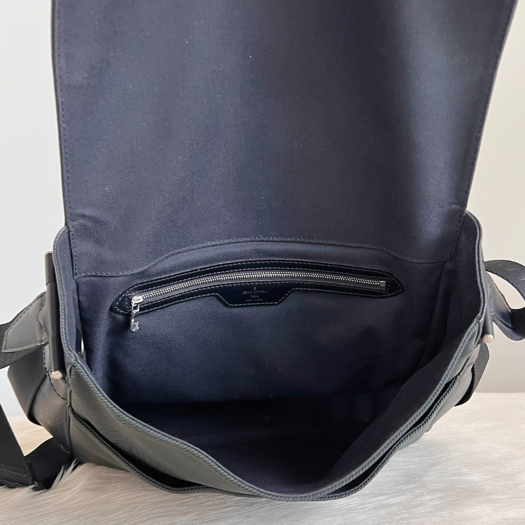 Louis Vuitton Taiga Leather Unisex Large Crossbody Shoulder Bag