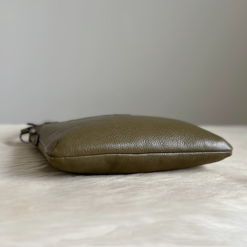 Coach Olive Leather Front Logo Crossbody Shoulder Bag Excellent