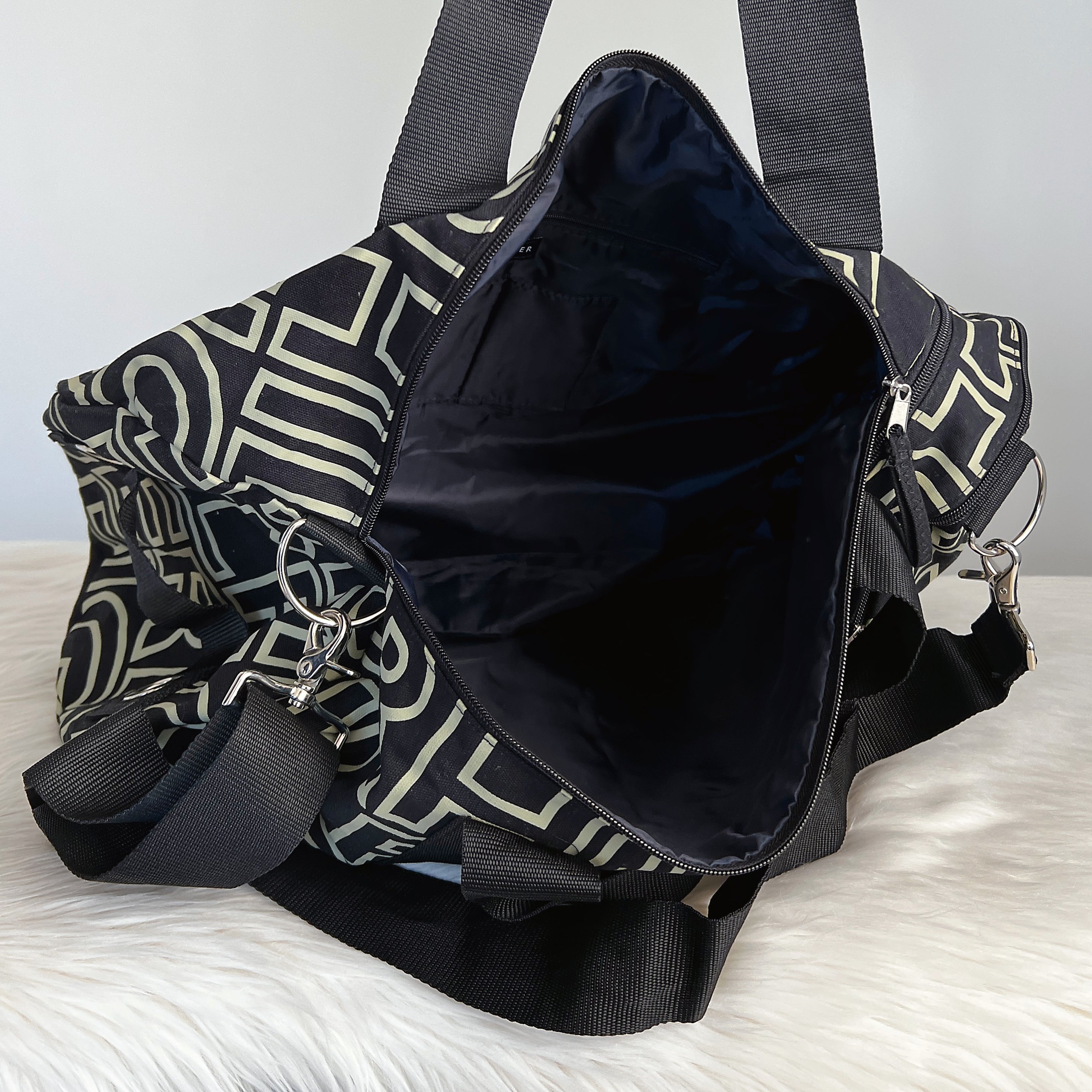 Tommy Hilfiger Patterned Canvas Keepall Large Travel Bag Excellent