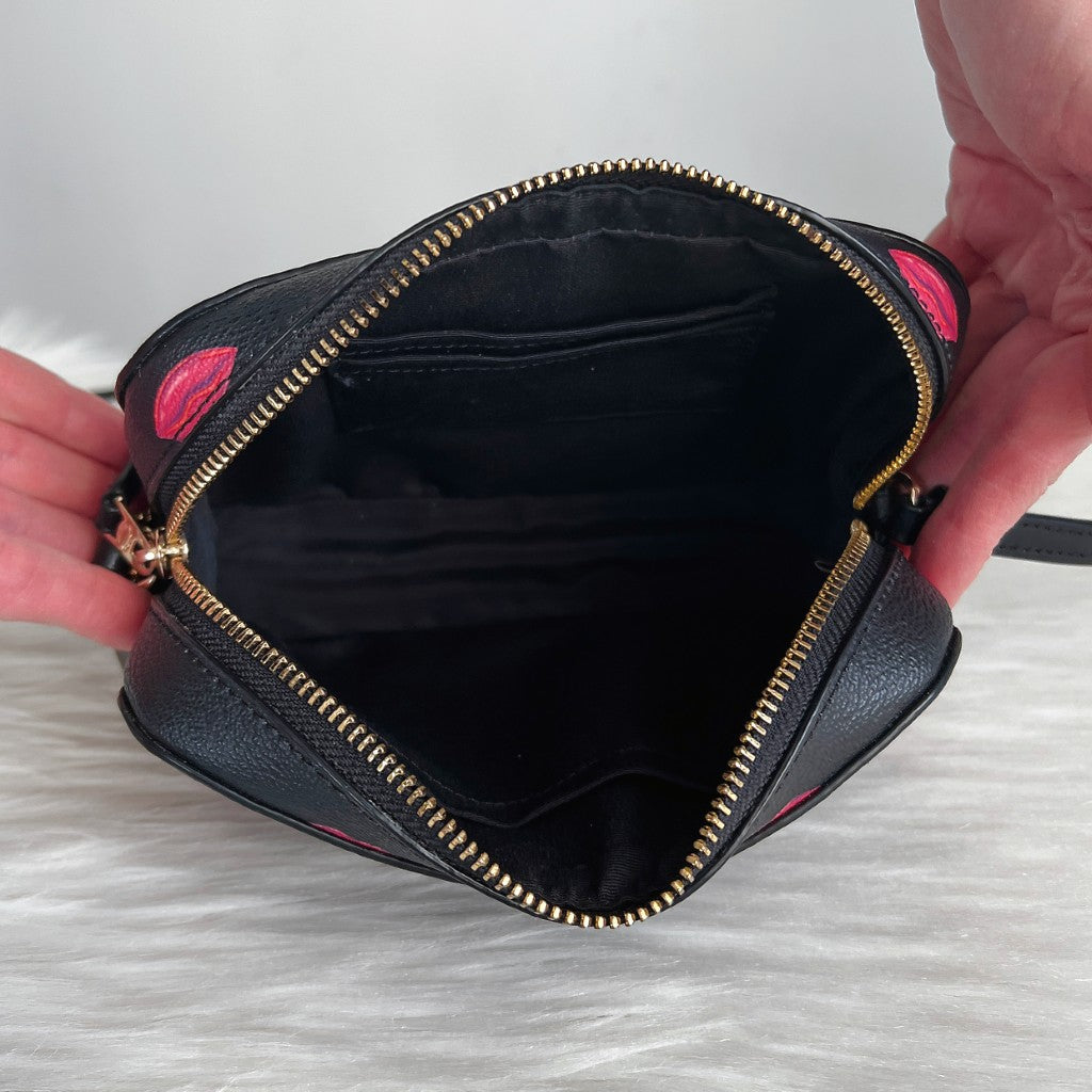 Coach Black Leather Lip Pattern Front Logo Small Crossbody Shoulder Bag Like New