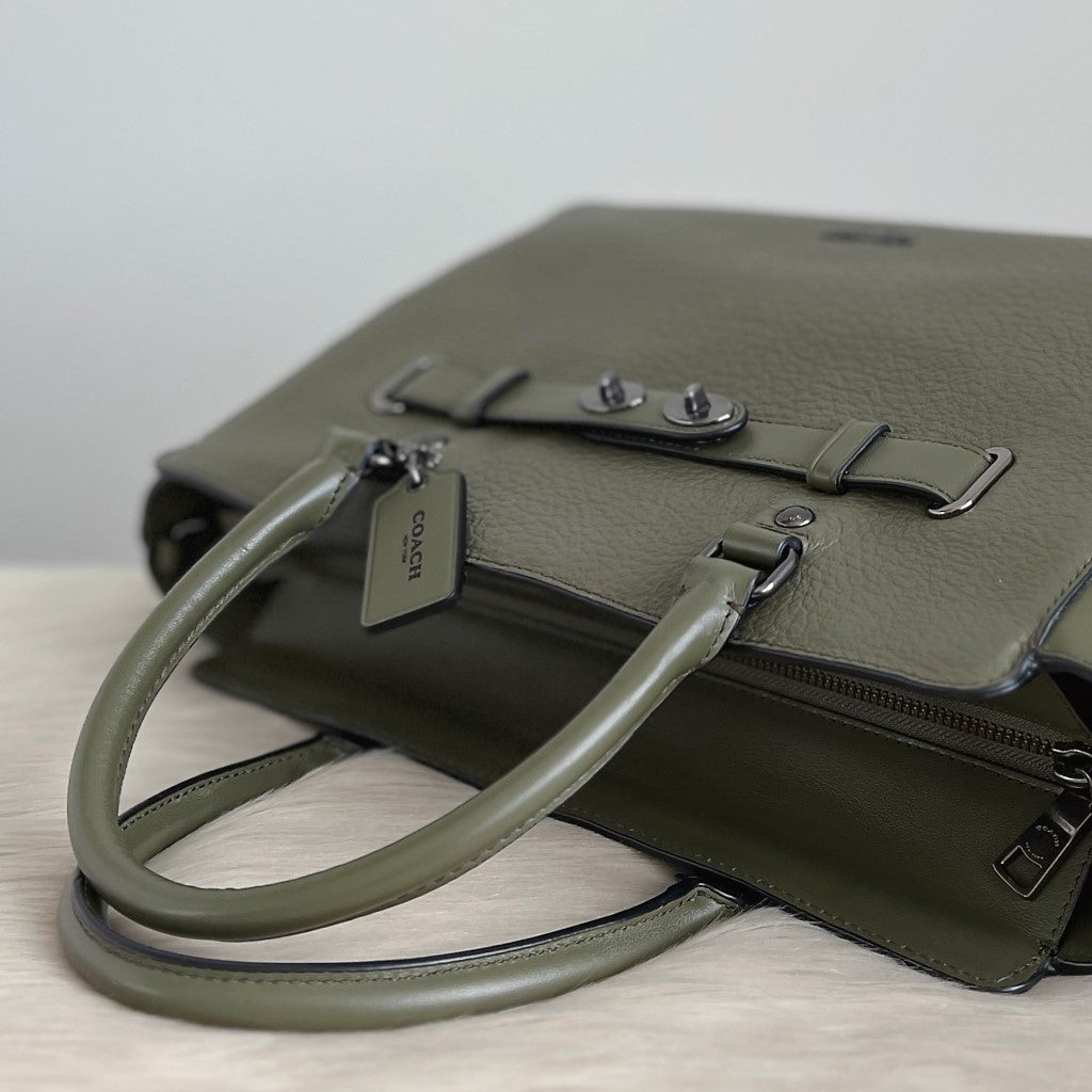 Coach Olive Pebble Leather Turn Lock Detail 2 Way Shoulder Bag Like New