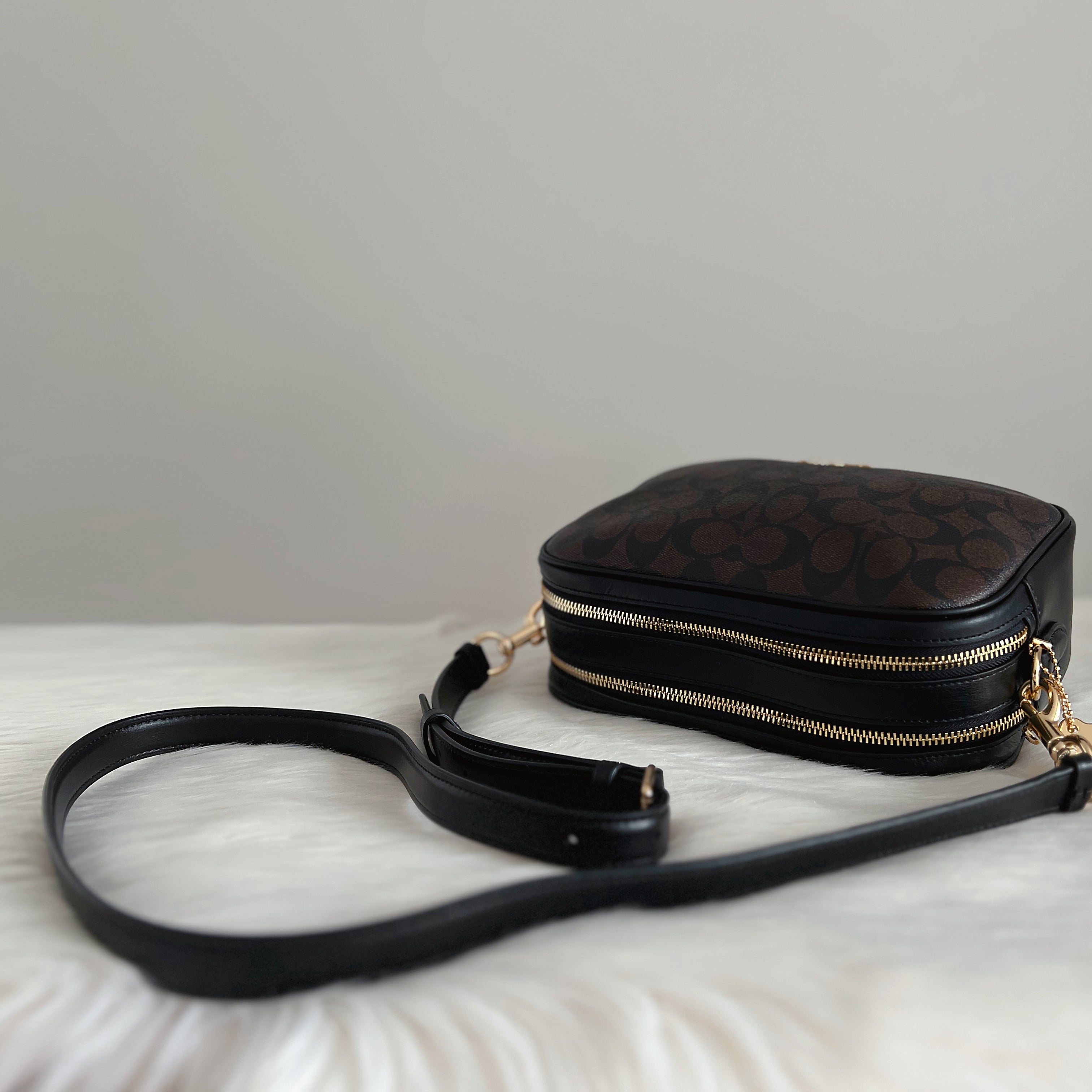 Coach Black Leather Front Logo Double Compartment Crossbody Shoulder Bag Like New