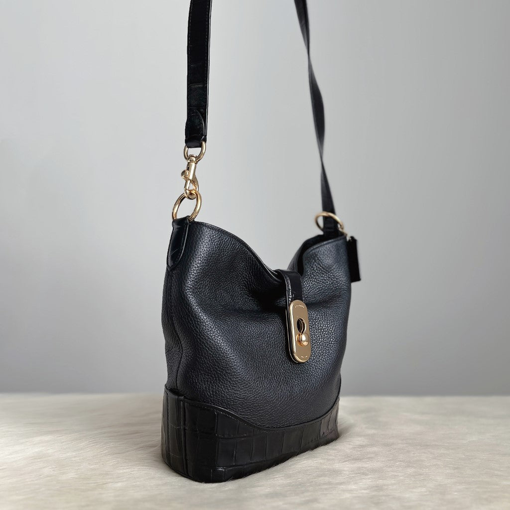 Coach Black Leather Front Buckle Bucket Crossbody Shoulder Bag Like New