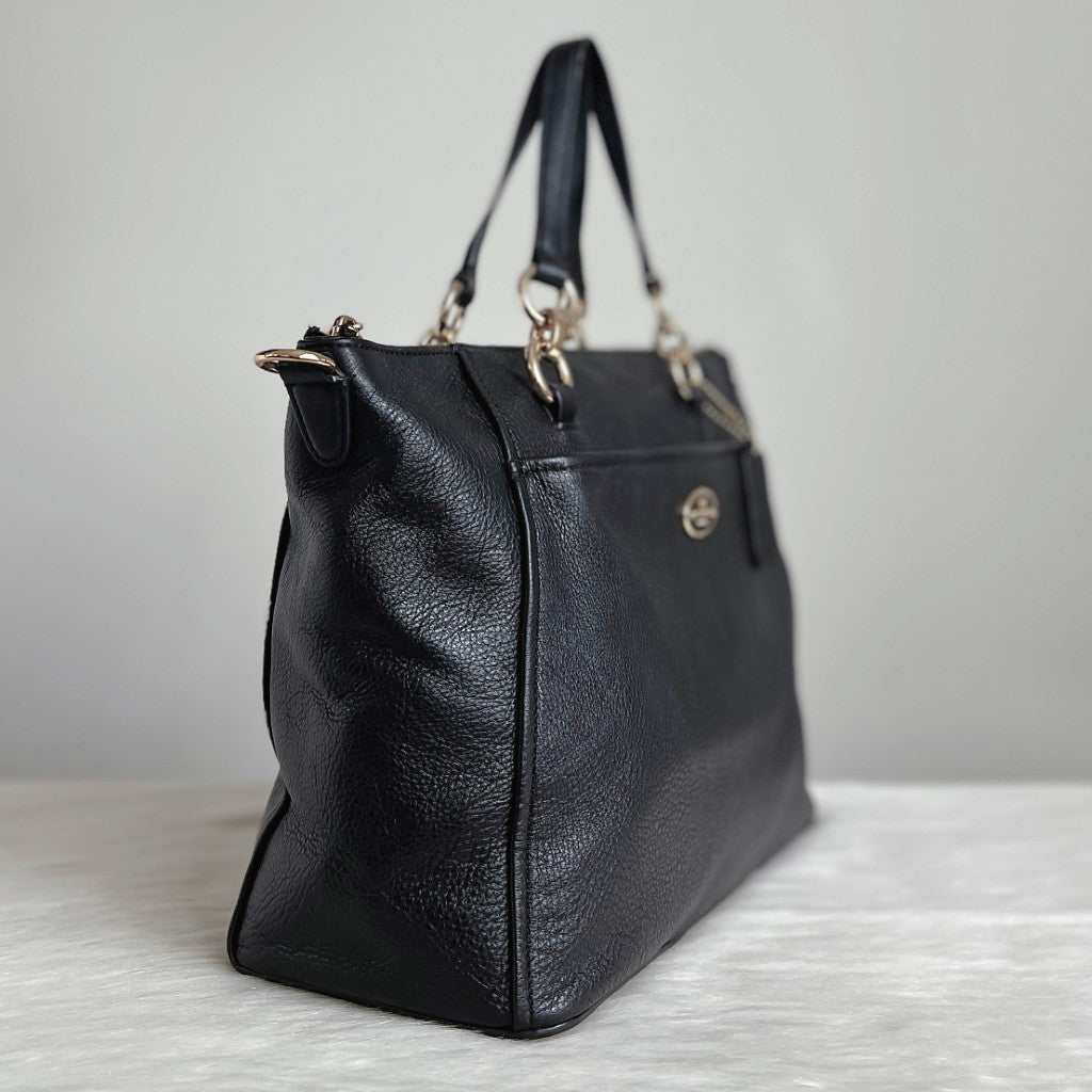 Coach Black Leather Front Logo Chain Detail 2 Way Shoulder Bag Like New