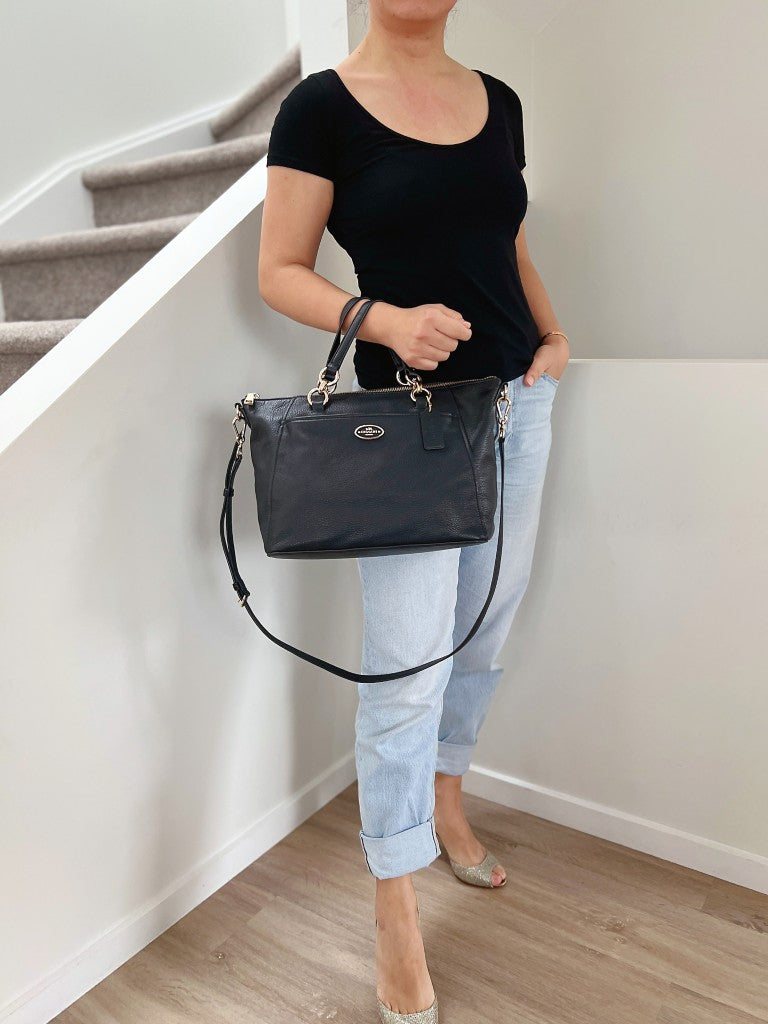 Coach Black Leather Front Logo Chain Detail 2 Way Shoulder Bag Like New