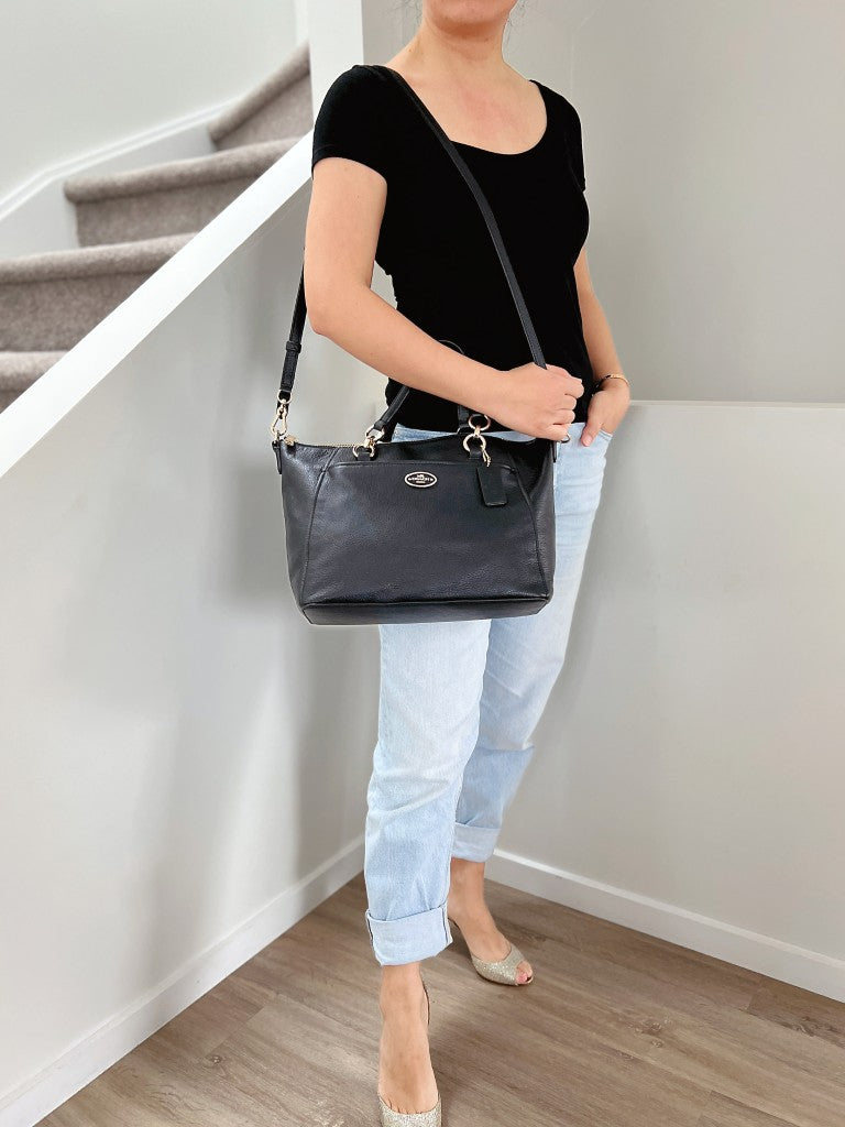 Coach Black Leather Front Logo Chain Detail 2 Way Shoulder Bag Like New