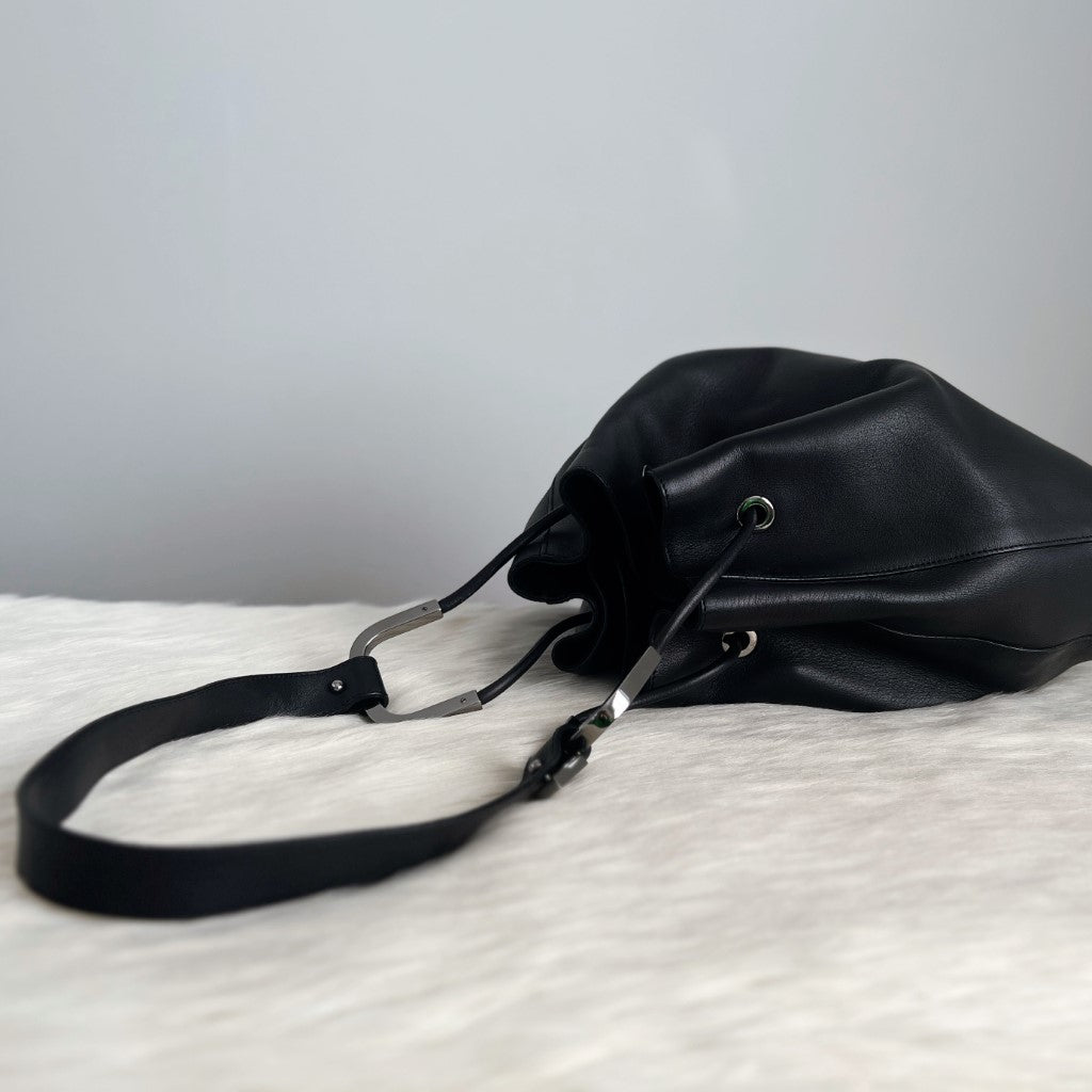 Gucci Black Leather Drawstring Bucket Shoulder Bag Excellent