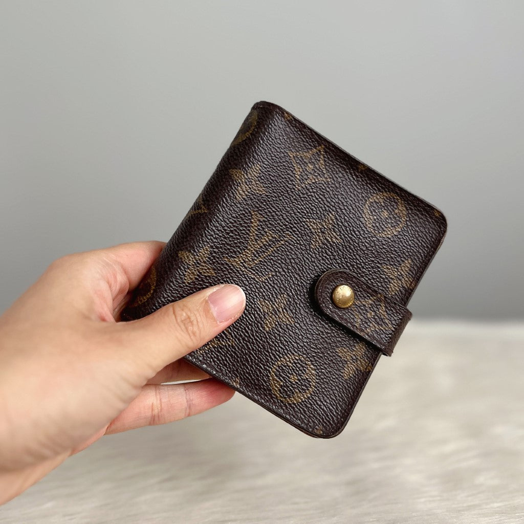 Louis Vuitton Monogram Classic Zip Compartment Wallet