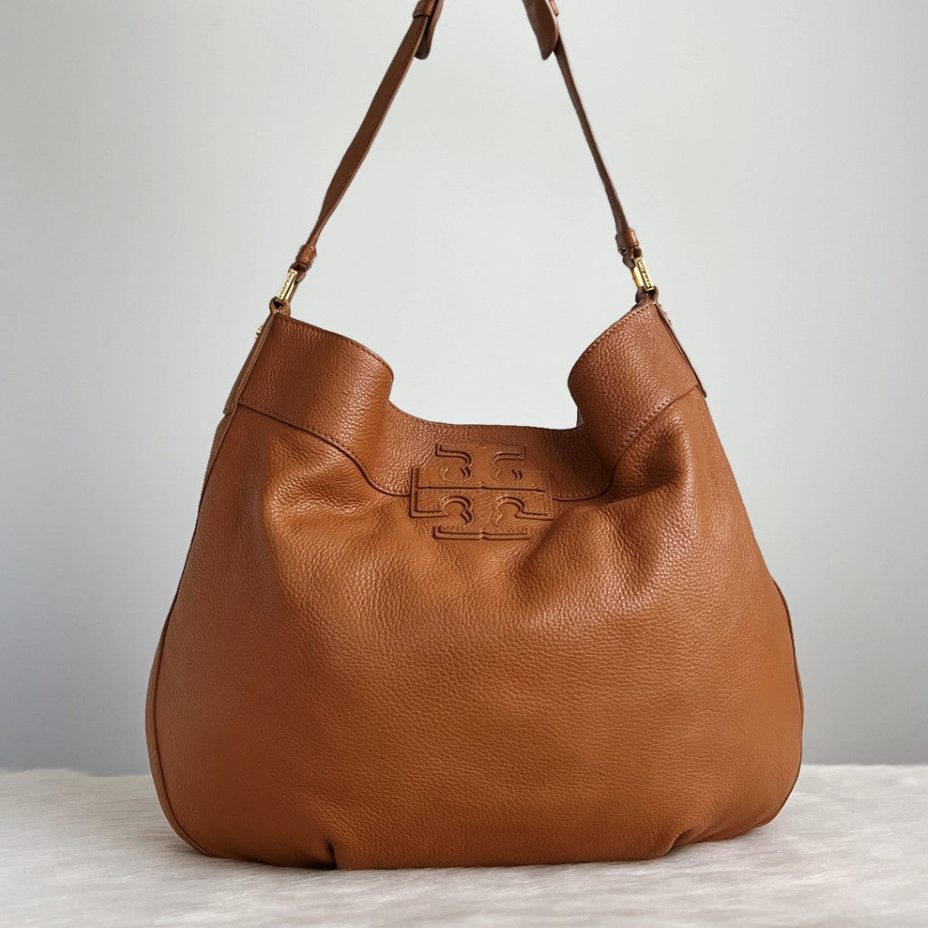 Tory Burch Caramel Leather Front Logo Slouchy Shoulder Bag Excellent